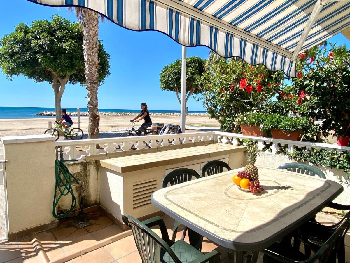 House In Front Of The Beach With Sea View Кембрилс Екстериор снимка