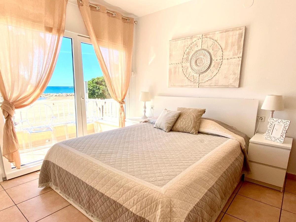 House In Front Of The Beach With Sea View Кембрилс Екстериор снимка